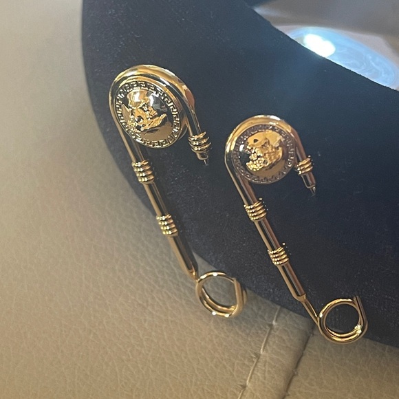 NWT VERSACE VELVET PADDED BLACK HEADBAND SIGNATURE GOLD MEDUSA HEAD SAFETY PINS - Picture 4 of 13